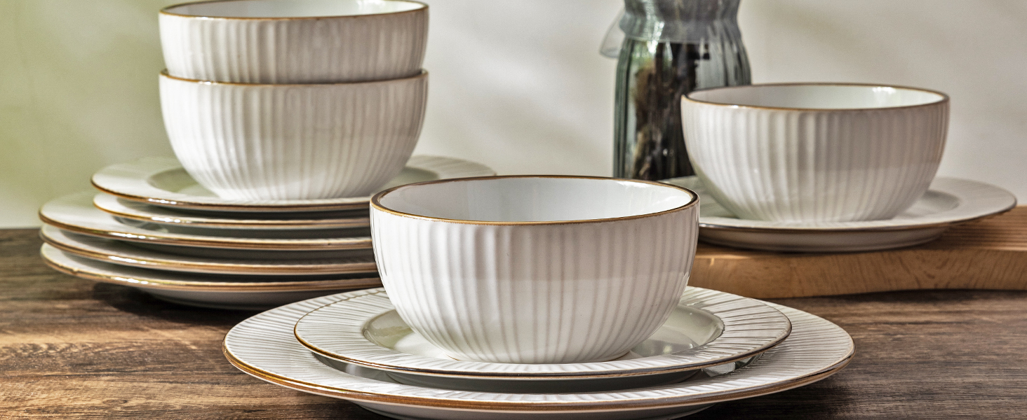 Dinnerware set of 4